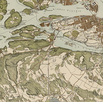 Stockholm från sydväst från 1000 meters höjd år 1898. Den vita linjen är Södertäljevägen. Det ljusa område i förgrunden till vänster är jordbrukslandskap kring dagens Midsommarkransen. Mot Årstaviken ligger liksom idag ett skogsbälte. Den stora landmassan i bakgrunden är Södermalm. Jämför med motsvarande, samtida kartbilden till höger. Ballongfoto av Oscar Halldin 1898, karta av Topografiska corpsen 1861.