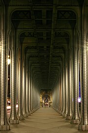 À gauche, vue générale en direction du 16e arrondissement ; au centre, sous le viaduc ; à droite, rangée de luminaires Art déco.