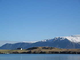 Viðey vu depuis Reykjavik avec l'Esja en arrière-plan.