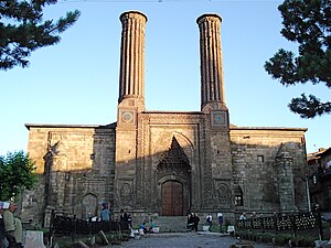 O madraçal de Çifte Minareli, na cidade de Erzurum