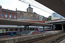 voies et quais de la gare semi-souterraine