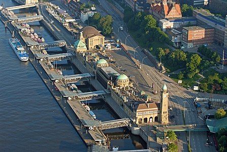 Was ist denn erwünscht? So ein Luftbild oder...