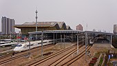 从车站东侧的人行天桥上望向车站