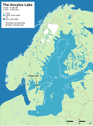 Ancylussjön 8 700 år före nutid (6 700 f.Kr., dvs vid övergången mellan tidig- och senmesolitikum). De sista resterna av inlandsisen syns i vitt.