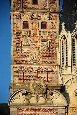 Armoiries de la face sud, surmontées des ancres de façade composant le millésime de 1606.