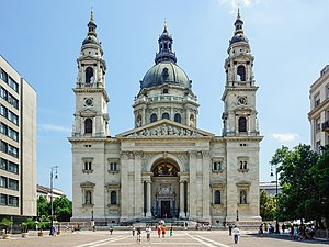 בזיליקת אישטוון הקדוש בבודפשט - קתדרלה בבודפשט הבנויה בסגנון נאו-קלאסי. הרחבה הגדולה שלפני הבזיליקה מהווה כיכר עירונית שוקקת.