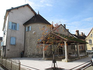 Seule tour subsistante du château de Quingey.