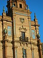 Détail d'une des flèches de l'édifice central. On y voit deux des statues de Pedro Navia ainsi que le blason de Charles V et les aigles.