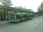 Scania OmniCity-ledbuss av äldre modell på linje 5 i Uppsala.