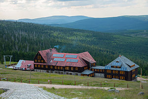 Abstieg zum Berghotel „Schronisko na Hali Szrenickiej“ (von der Szrenica aus gesehen, im Hintergrund das Isergebirge)