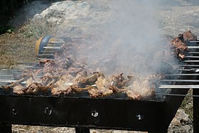 Χοροβάτς στη ψησταριά (αριστερά) και σερβιρισμένο (δεξιά).