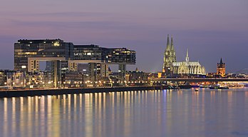 Vue crépusculaire de Cologne, sur la rive gauche du Rhin. (définition réelle 5 078 × 2 804)