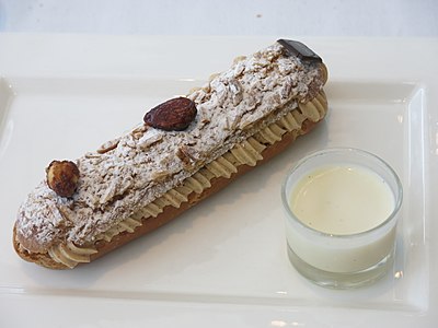 En éclair chez Lenôtre au pavillon Élysée à Paris.