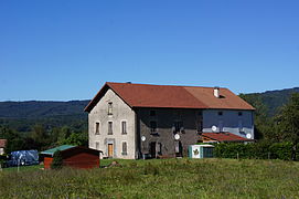 Grand bâtiment à deux étages.