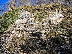 Muraille sud du châtel derrière.