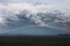 Le Nyamuragira émettant un important panache volcanique le 9 avril 2015 au cours de son éruption de 2014 à 2016.