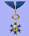 Cravate de commandeur de l’ordre national du Mérite.