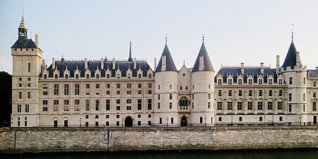 Façade nord de la Conciergerie : Horloge (à gauche) ; tours César et d'Argent (au centre) ; tour Bonbec (à droite).