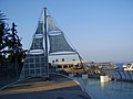 הפסל "ספינת האם" של אילנה גור, המוצב בטיילת אלון בטבריה