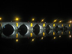 Vista nocturna del Puente de Piedra
