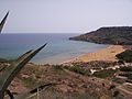 Ramla Bay von Xaghra aus gesehen, im vorderen Bereich sieht man als dunkle Linie eine Unterwassermauer