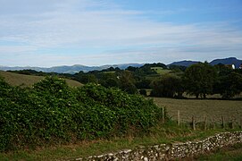 Vue d’un paysage de moyenne montagne.