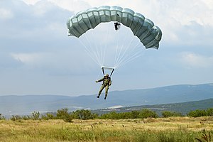 Тренировка по точному десантированию на управляемых парашютных системах «Арбалет-2» разведывательного батальона 7-й гв. дшд в ходе учения «Славянское братство-2018» (полигон Раевский, Краснодарский край).