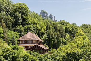 Vista do hotel restaurante Aux Gorges du Chéran e ao fundo, as torres de Saint-Jacques no maciço de Semnoz. Foto tirada do pont de l'Abîme em Cusy, Alta Saboia, França. (definição 4 582 × 3 055)