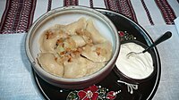 Вареники с мясом, сервированные со сметаной