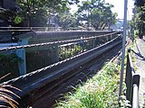 駅傍からホームを望む（2004年10月） - 画面奥が藤沢方