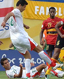 Photographie d'un footballeur qui tire.