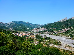 Fondachelli Fantina landskap under berget Rocca Salvatesta