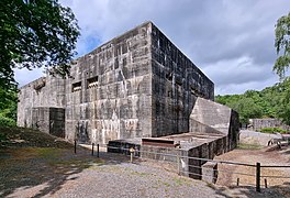 Angle sud-est du blockhaus. L'ouverture à droite est l'entrée du tunnel de préparation ④, où devait passer une voie ferrée.