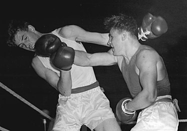 Gennadiy Shatkov (à droite) opposé à Bruce Wells en 1955