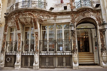 Détail de la façade du Céramic Hôtel (1904), Paris, avenue de Wagram, décoré de sculptures par Alaphilippe.