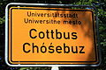 Signalisation bilingue en allemand et en sorabe d'un des panneaux d'entrée de la commune de Cottbus.