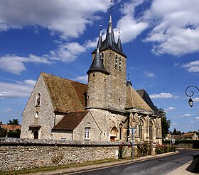 Vue d'ensemble de l'église Saint-Georges située à Richebourg, dans les Yvelines.