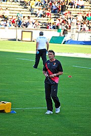 Photo de Guy Novès marchant sur un terrain du stade Chaban-Delmas à Bordeaux.