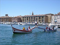 Joutes provençales dans le Vieux-Port de Marseille.