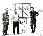 קציני אמ"ן ושב"כ, (לפיד מימין), בקילומטר ה-101 לקהיר במהלך שיחות הפסקת האש עם מצרים ינואר 1974.