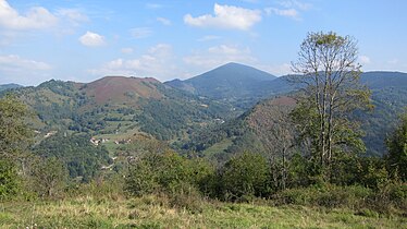 La vallée d'Erp vue depuis la rive gauche du Salat. Le hameau visible est celui de Chunaut dont on aperçoit également le château sur la gauche. Le sommet est le Tuc de la Courate.