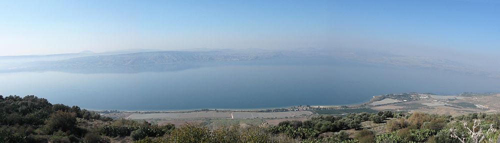 תצפית מערבה ממצפה לשלום אל הכנרת והרי הגליל המשתקפים במימיה. בתווך נראית טבריה ומצד שמאל הר תבור