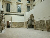 ثيران مجنحة برأس انسان ونقوش من دور شروكين ، في إطارها الأوسع من النقوش - متحف اللوفر