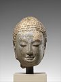 • Tête de Bouddha. • Époque: Dynastie Qi du Nord milieu du VIe siècle. • Calcaire avec traces de pigments et dorures. • Hauteur: 24,1 cm. • Metropolitan Museum of Art, New-York.