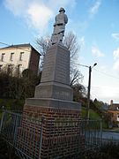 Monument aux morts, dos à l'église.