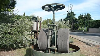 À Mouriès, anciennes meules du pressoir à huile