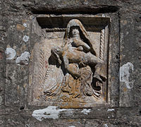 Vierge de pitié, bas-relief classé, sur la façade occidentale de l’église.