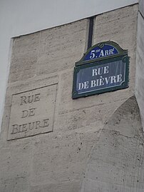 Plaques d'hier et d'aujourd'hui.