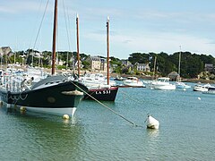 Le port de Ploumanac'h, avec au 1er plan à gauche l'Aimée-Hilda, ancien canot de sauvetage de la SNSM.