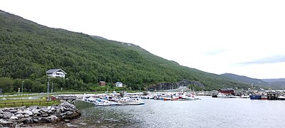 La route européenne 6 longe le port de Sørkjosen